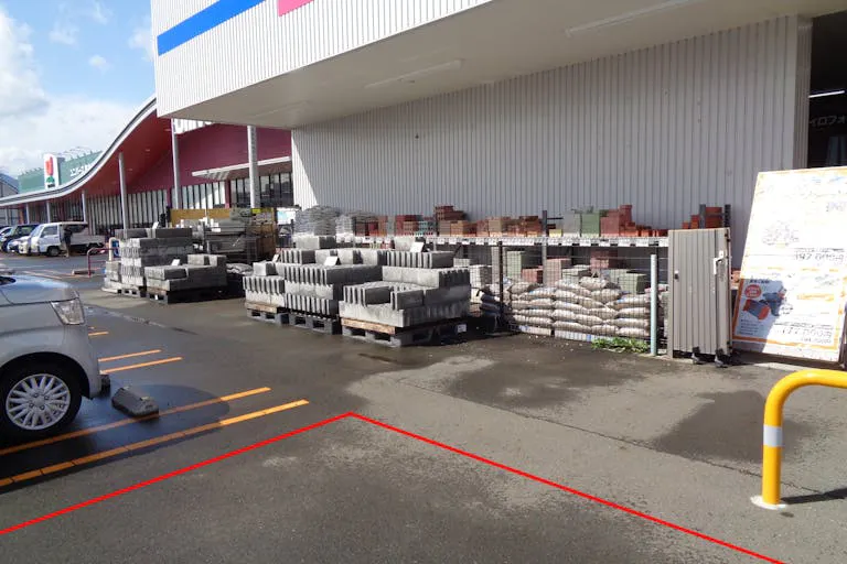 【サンデー矢巾店】屋外駐車場　キッチンカーの出店に最適なホームセンター内駐車場の屋外イベントスペースの画像