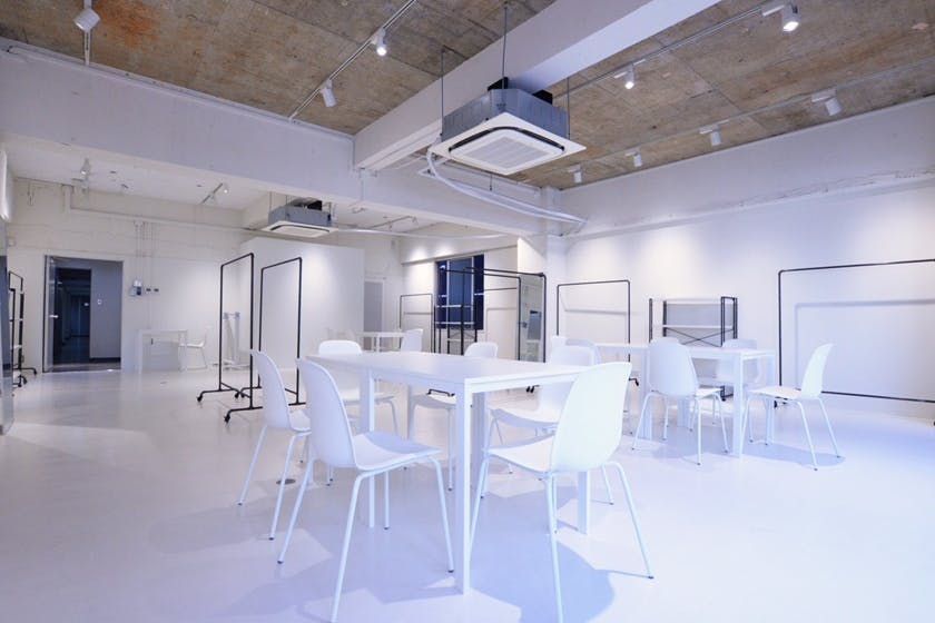 【心斎橋駅5分】大窓から自然光採光!充実した無料備品と控室完備のイベントスペース