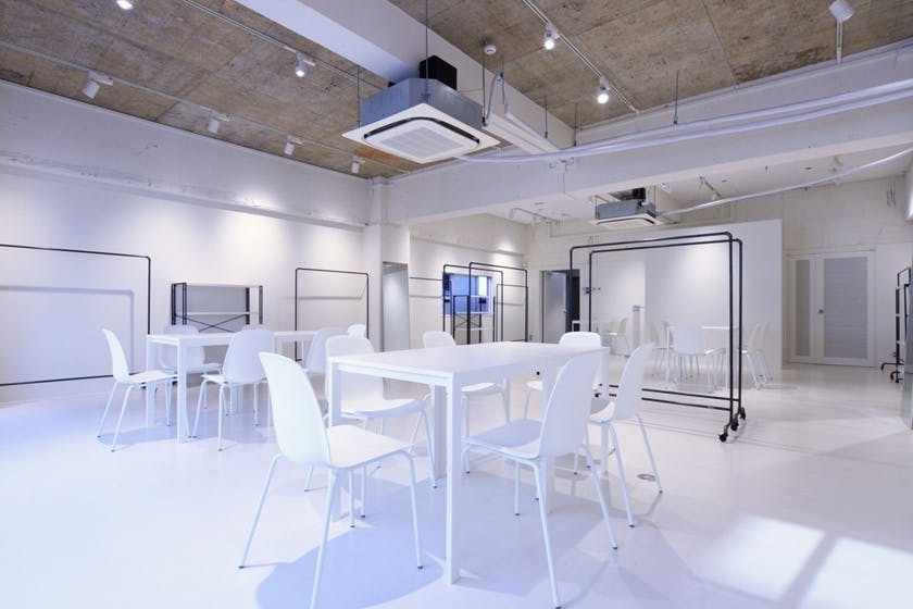 【心斎橋駅5分】大窓から自然光採光!充実した無料備品と控室完備のイベントスペース