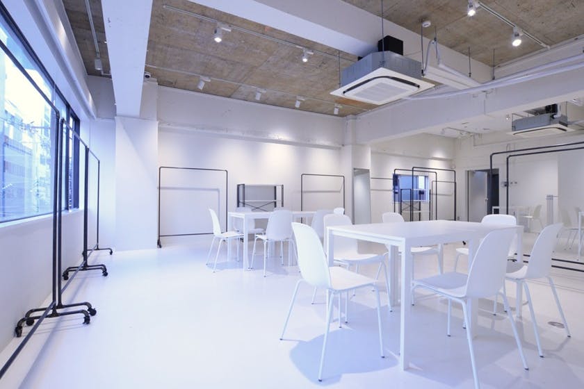 【心斎橋駅5分】大窓から自然光採光!充実した無料備品と控室完備のイベントスペース