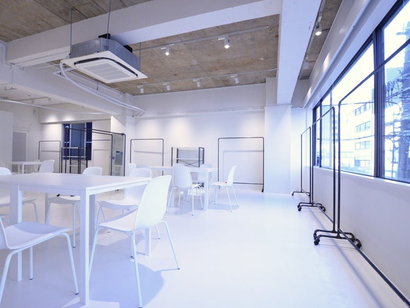 【心斎橋駅5分】大窓から自然光採光！充実した無料備品と控室完備のイベントスペース