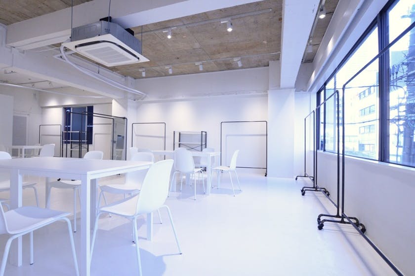 【心斎橋駅5分】大窓から自然光採光!充実した無料備品と控室完備のイベントスペース