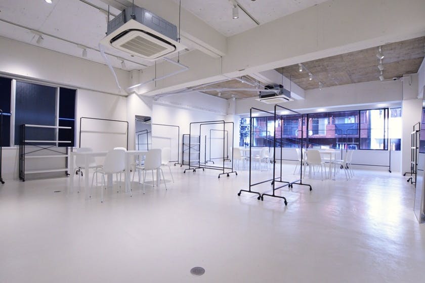 【心斎橋駅5分】大窓から自然光採光!充実した無料備品と控室完備のイベントスペース
