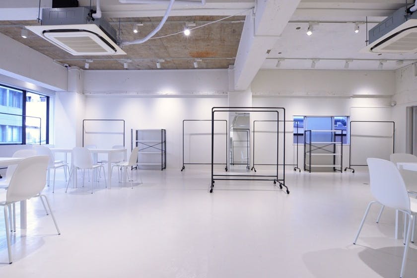 【心斎橋駅5分】大窓から自然光採光!充実した無料備品と控室完備のイベントスペース