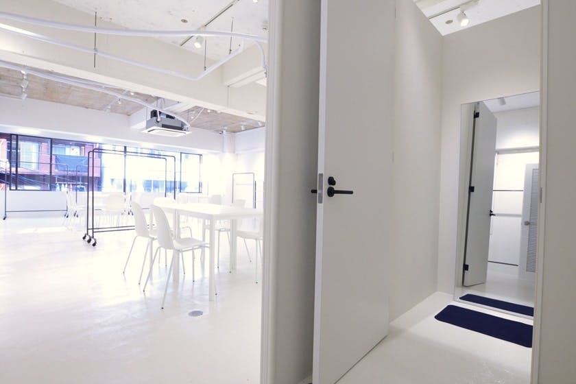 【心斎橋駅5分】大窓から自然光採光!充実した無料備品と控室完備のイベントスペース