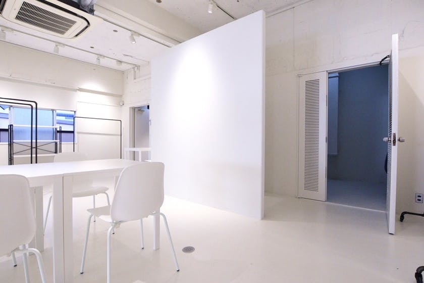 【心斎橋駅5分】大窓から自然光採光!充実した無料備品と控室完備のイベントスペース