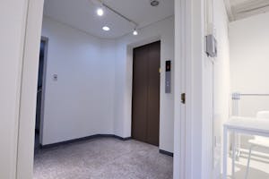 【心斎橋駅5分】大窓から自然光採光!充実した無料備品と控室完備のイベントスペース