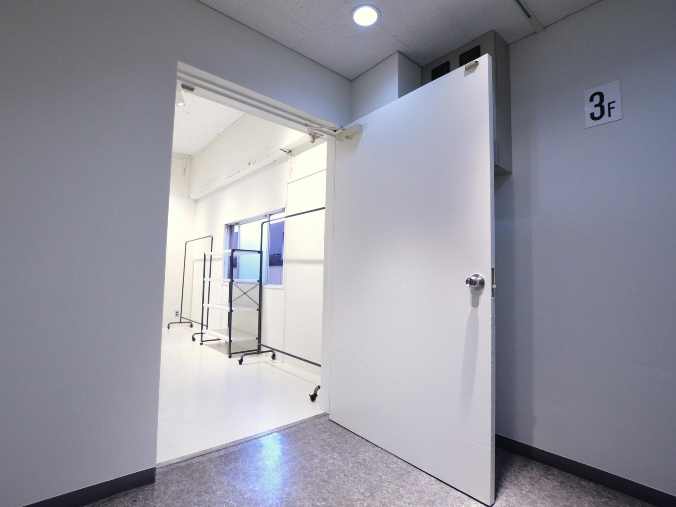 【心斎橋駅5分】大窓から自然光採光！充実した無料備品と控室完備のイベントスペース