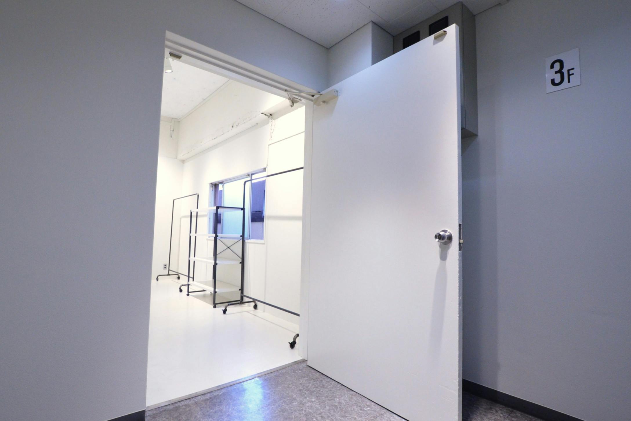 【心斎橋駅5分】大窓から自然光採光!充実した無料備品と控室完備のイベントスペース