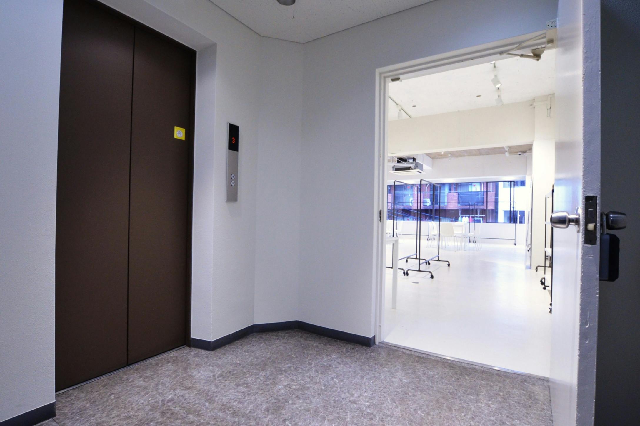 【心斎橋駅5分】大窓から自然光採光!充実した無料備品と控室完備のイベントスペース