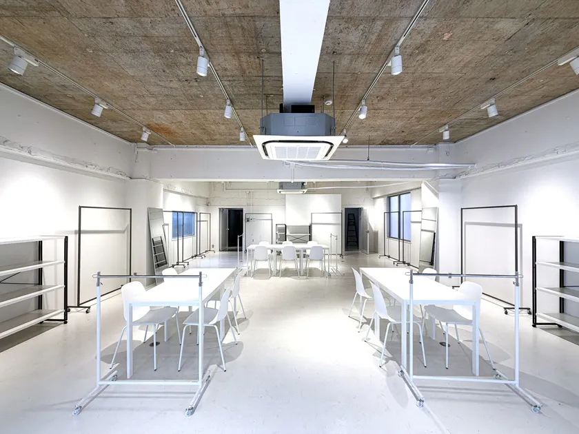 【心斎橋駅5分】大窓から自然光採光!充実した無料備品と控室完備のイベントスペース