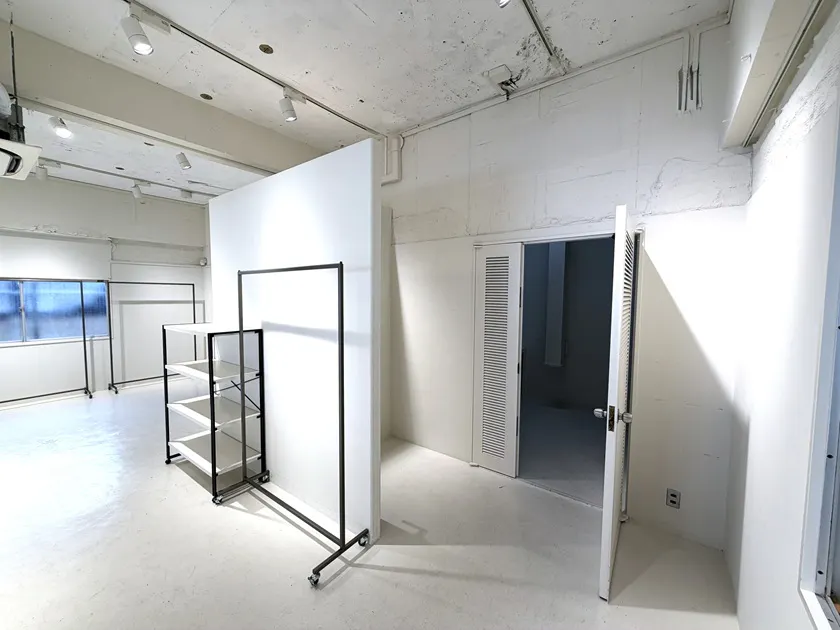 【心斎橋駅5分】大窓から自然光採光!充実した無料備品と控室完備のイベントスペース