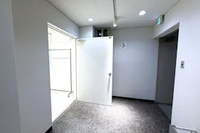 【心斎橋駅5分】大窓から自然光採光!充実した無料備品と控室完備のイベントスペース
