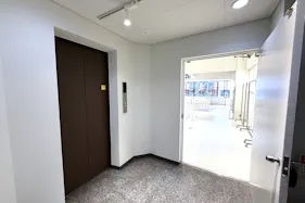 【心斎橋駅5分】大窓から自然光採光!充実した無料備品と控室完備のイベントスペース