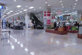 【イオンスーパーセンター横手南店】物販やプロモーションに最適なエレベーター前のイベントスペース