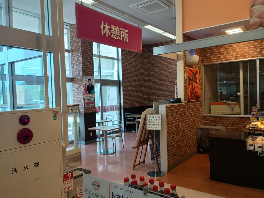 【マックスバリュ三戸店】お客さま休憩所内 販促プロモーションに最適なスーパー店内催事イベントスペース