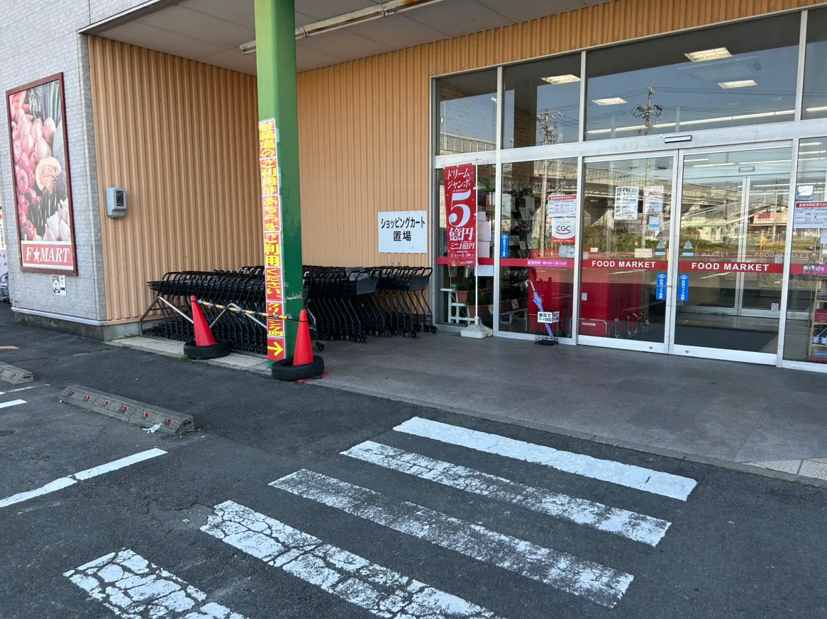 【エフマート大矢知】出入口付近(軒下)　販促プロモーションに最適な屋外催事イベントスペース