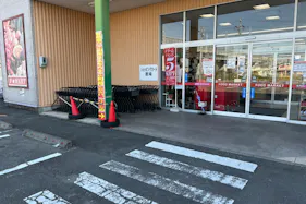 【エフマート大矢知】出入口付近(軒下) 販促プロモーションに最適な屋外催事イベントスペース