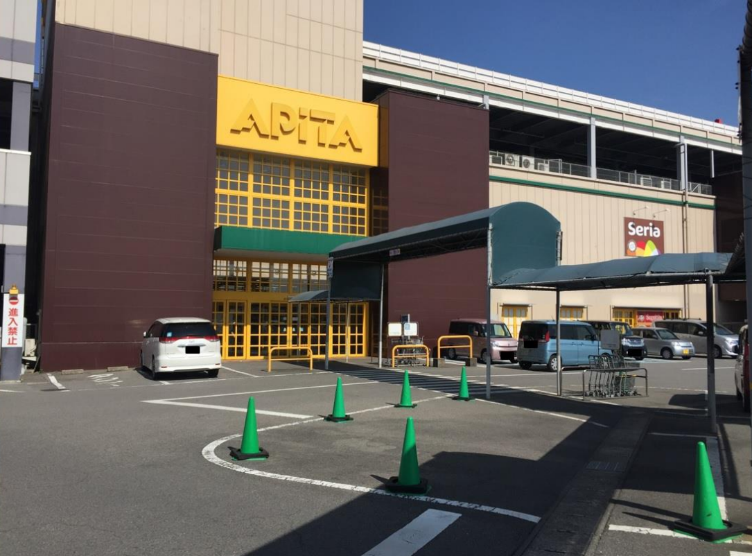 【アピタパワー大府店】販促プロモーションや食物販に最適な2Fエスカレーター横のイベントスペース