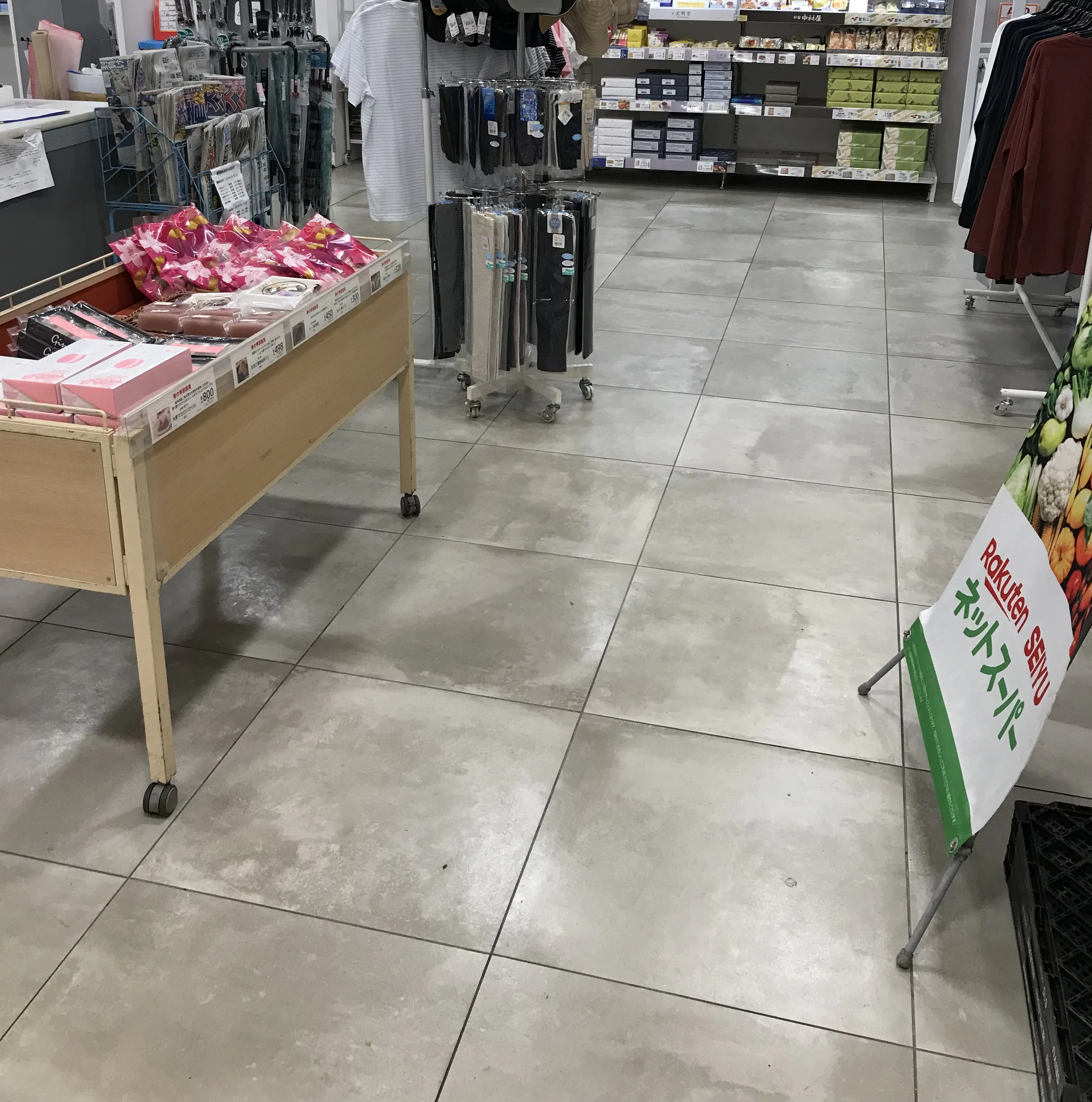 【西友 川口赤山店】1階レジ付近 プロモーション用途や物販、食物販のポップアップストアに最適なスーパー店内催事イベントスペース
