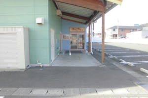 【ダイナム宮崎日向財光寺店ゆったり館】キッチンカー出店やプロモーションイベントに最適なアミューズメント施設のイベントスペース