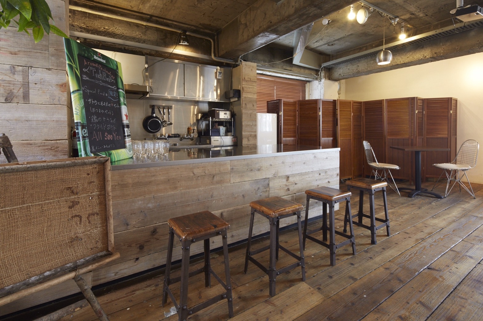 キッチン用品も完備されているので調理も可能です。