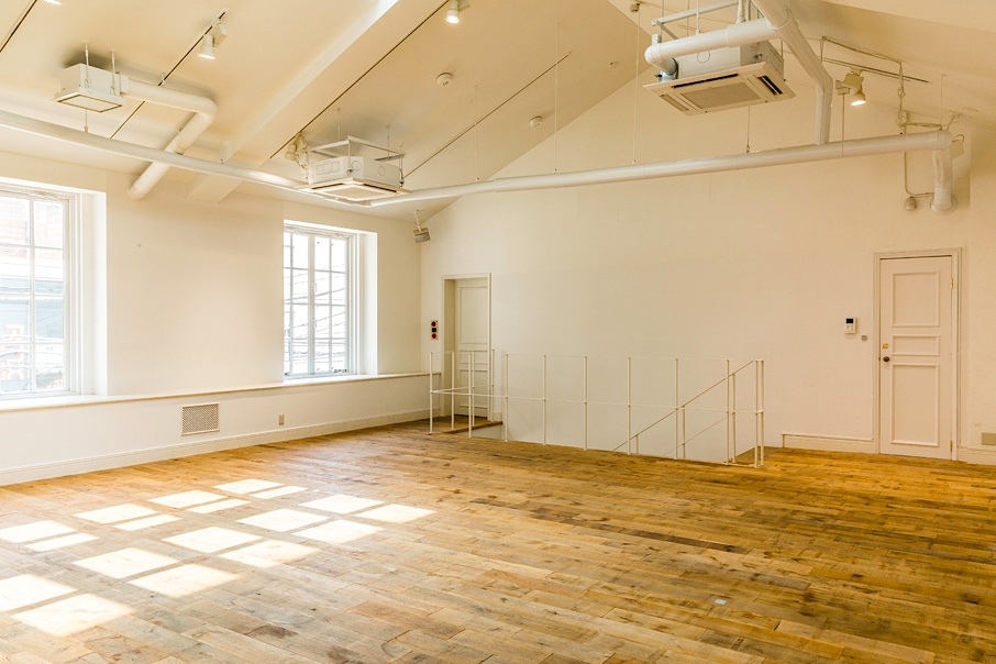 明るい日差しと木目調の床が落ち着いた雰囲気です