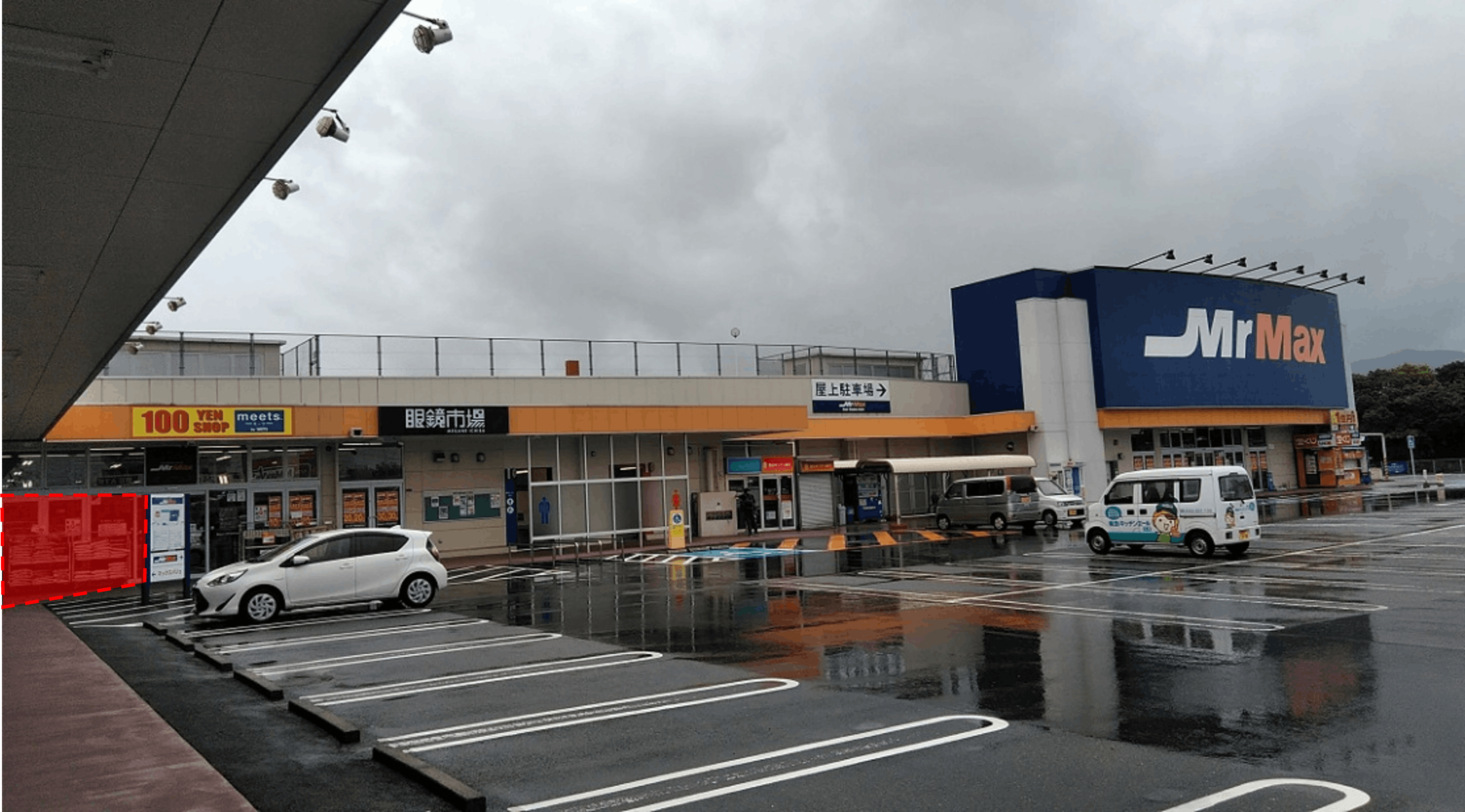 【ミスターマックス 本城店】100均側入口 販促プロモーションや物販用途に最適な総合ディスカウントストアの催事イベントスペースの画像