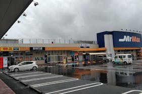 【ミスターマックス 本城店】100均側入口 販促プロモーションや物販用途に最適な総合ディスカウントストアの催事イベントスペース