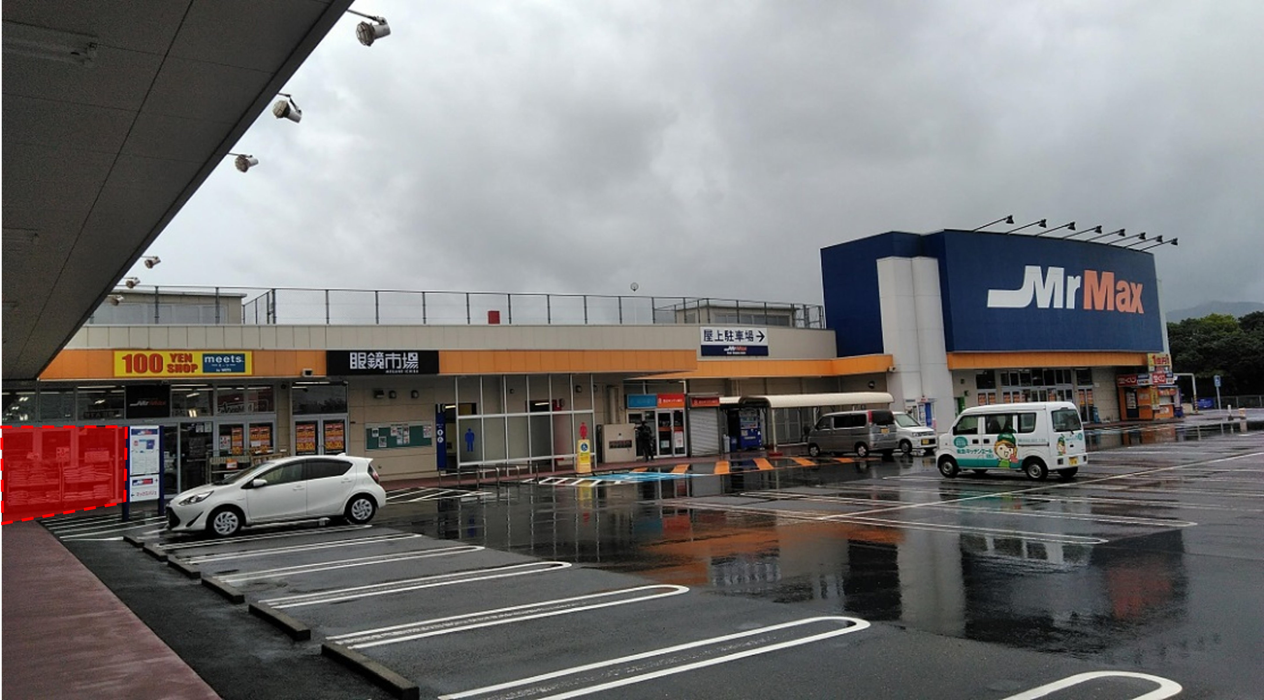 【ミスターマックス 本城店】100均側入口 販促プロモーションや物販用途に最適な総合ディスカウントストアの催事イベントスペース