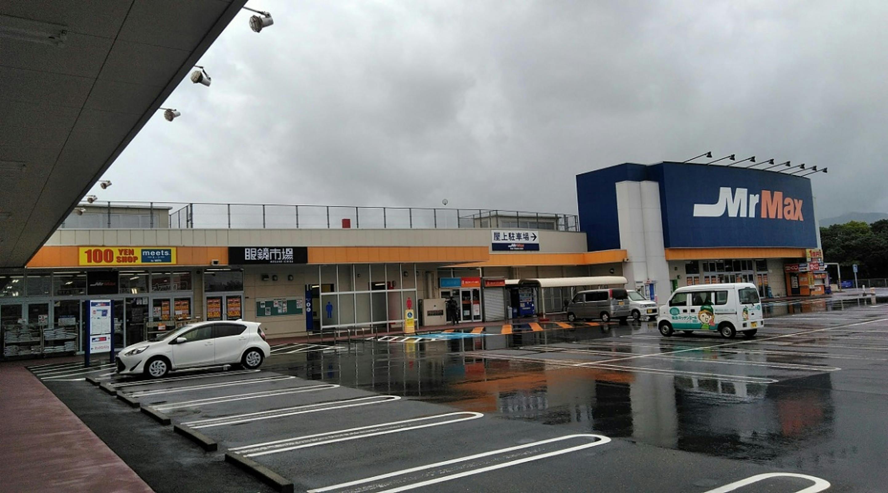 【ミスターマックス 本城店】100均側入口 販促プロモーションや物販用途に最適な総合ディスカウントストアの催事イベントスペース