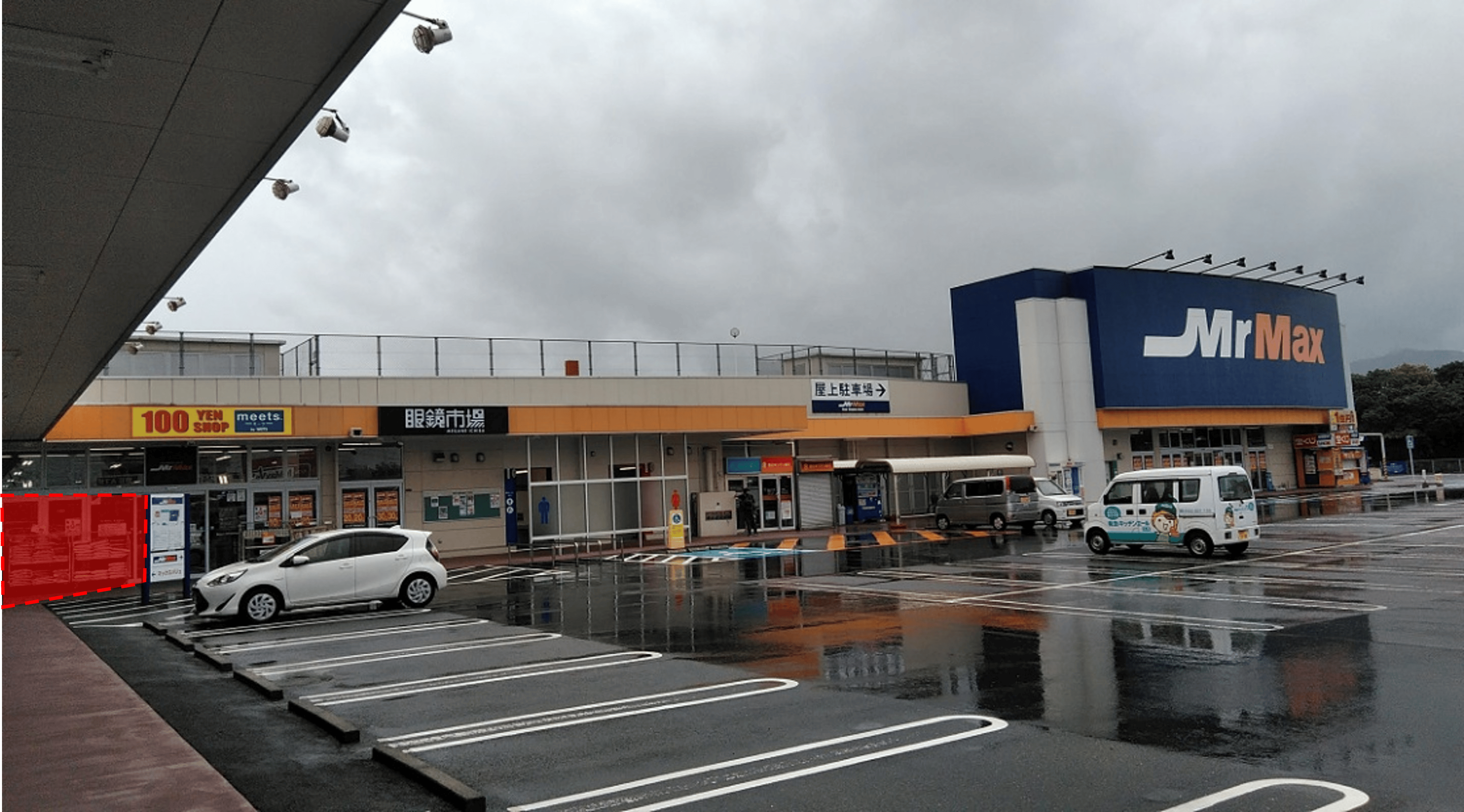 【ミスターマックス 本城店】100均側入口 販促プロモーションや物販用途に最適な総合ディスカウントストアの催事イベントスペース