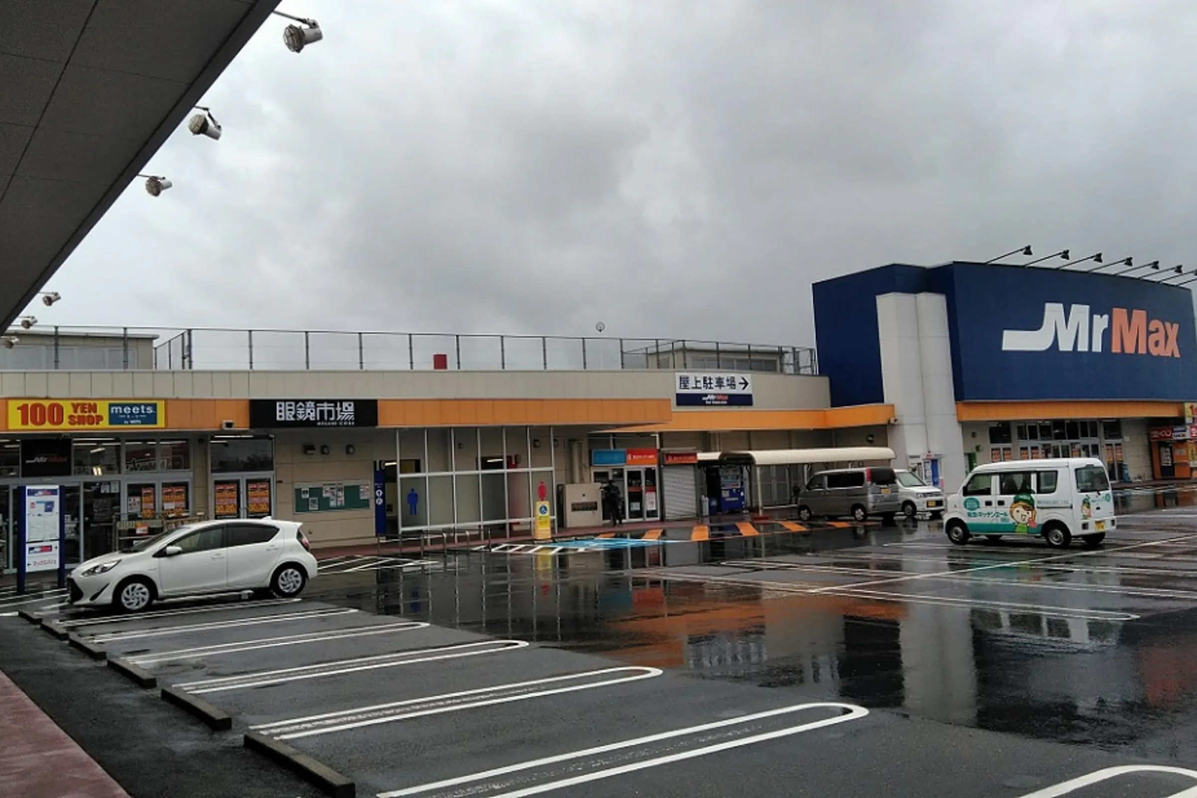 【ミスターマックス 本城店】100均側入口 販促プロモーションや物販用途に最適な総合ディスカウントストアの催事イベントスペース