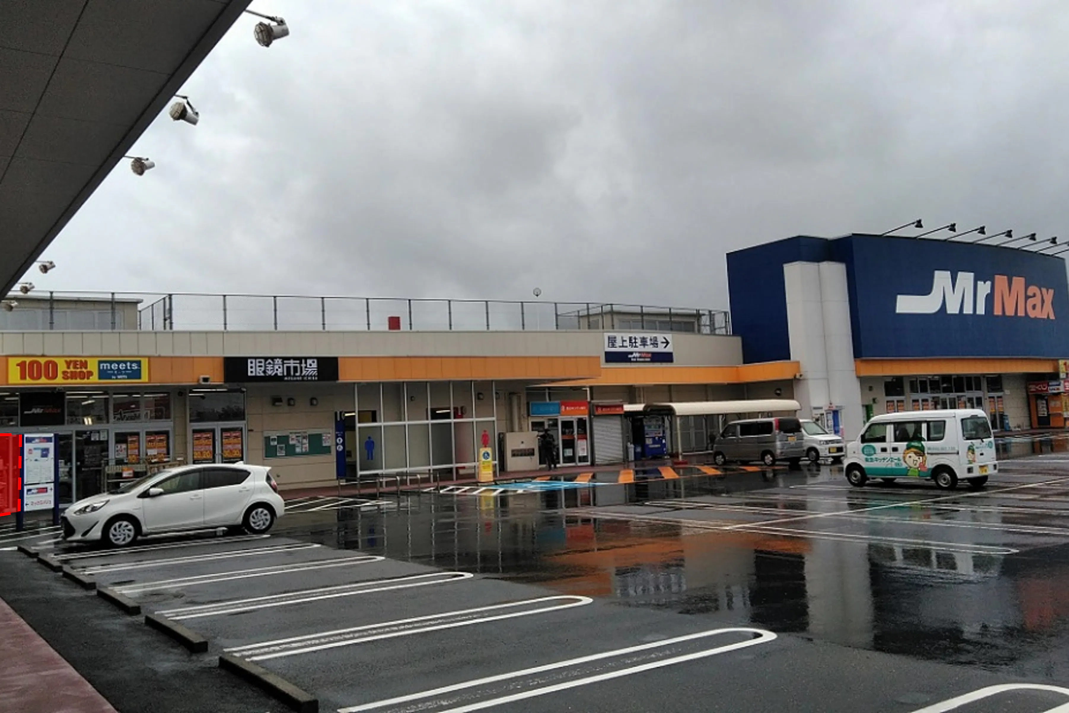 【ミスターマックス 本城店】100均側入口 販促プロモーションや物販用途に最適な総合ディスカウントストアの催事イベントスペース