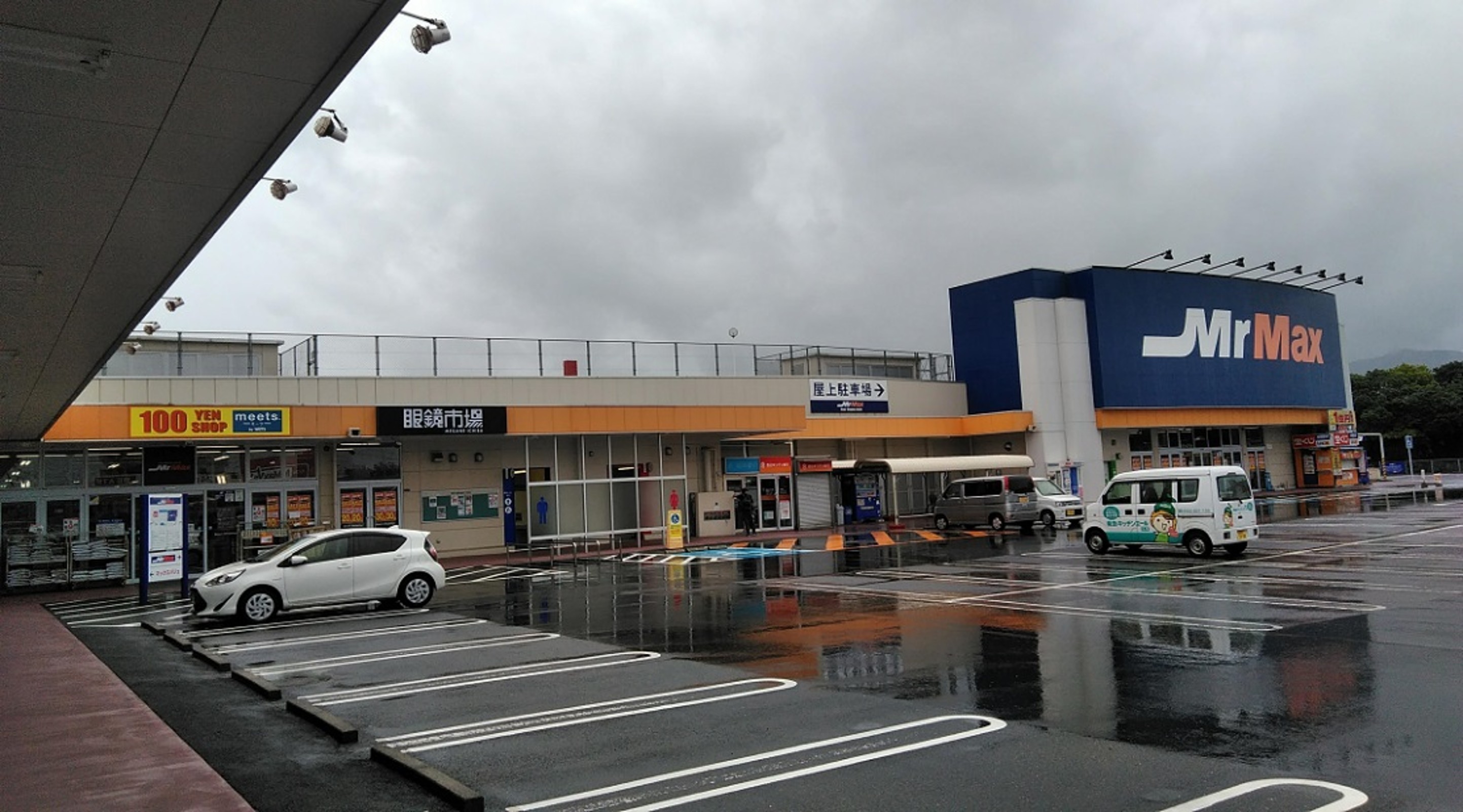 【ミスターマックス 本城店】100均側入口 販促プロモーションや物販用途に最適な総合ディスカウントストアの催事イベントスペース