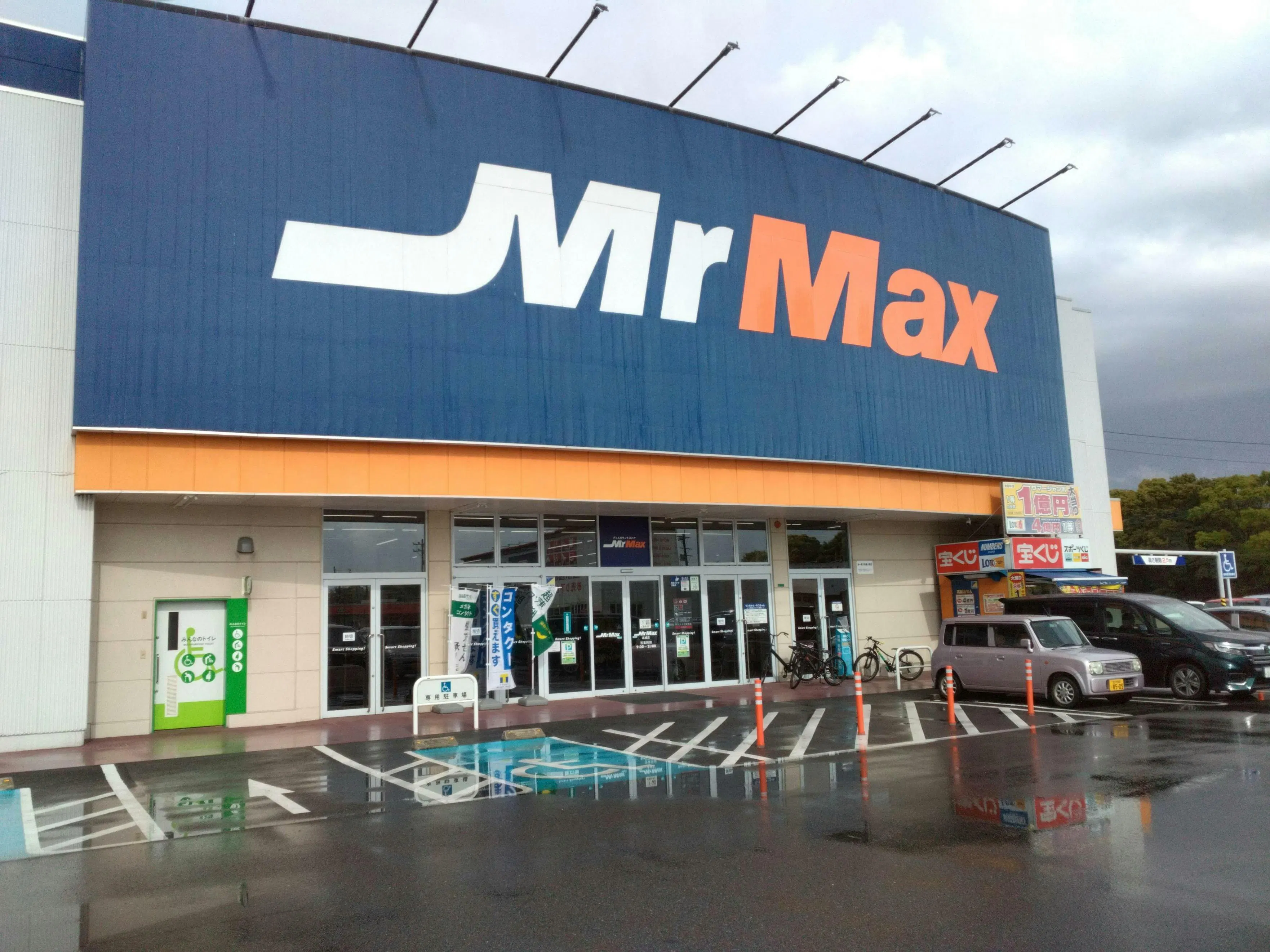【ミスターマックス 本城店】100均側入口 物販用途に最適な総合ディスカウントストアの催事イベントスペース
