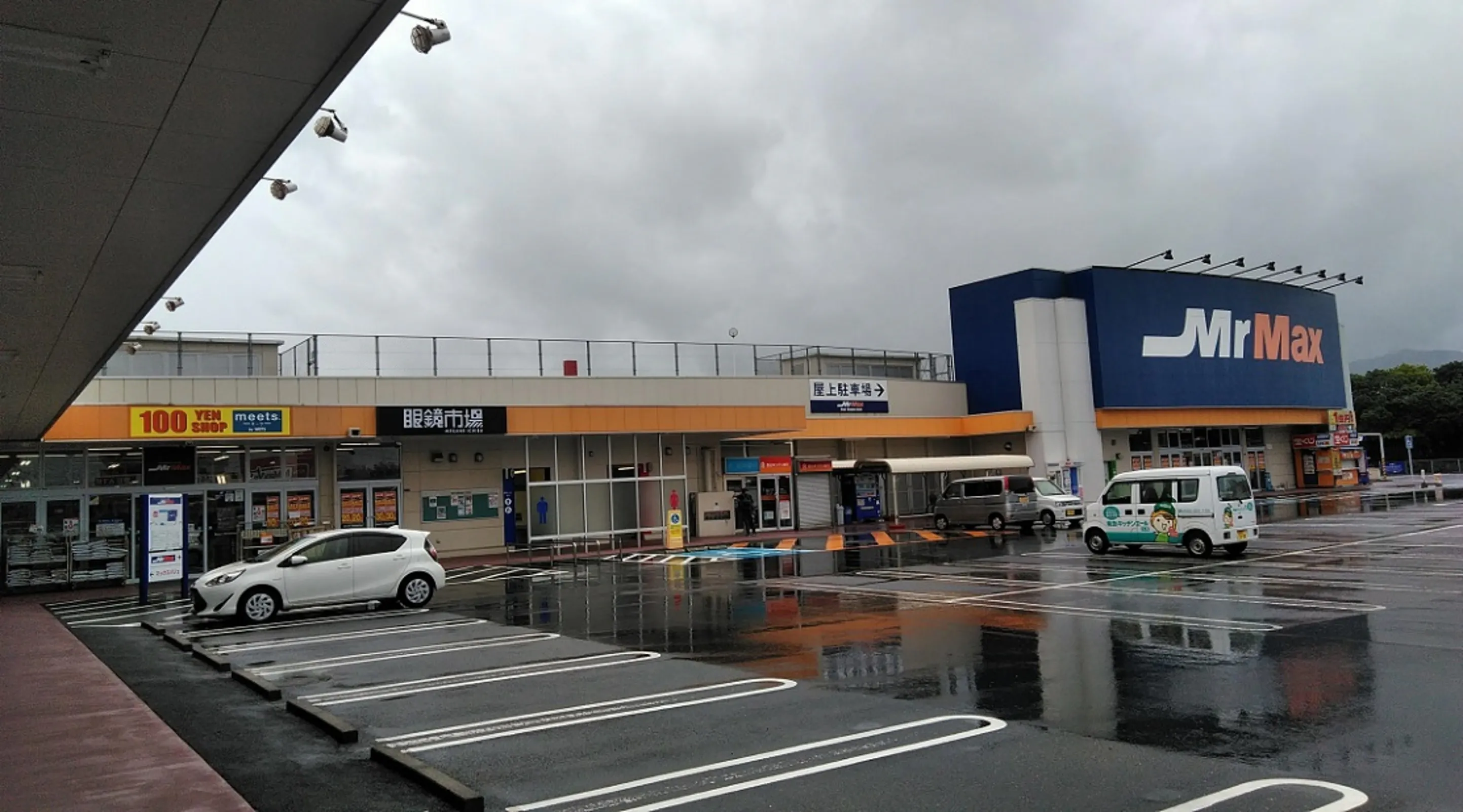 【ミスターマックス 本城店】100均側入口 物販用途に最適な総合ディスカウントストアの催事イベントスペース