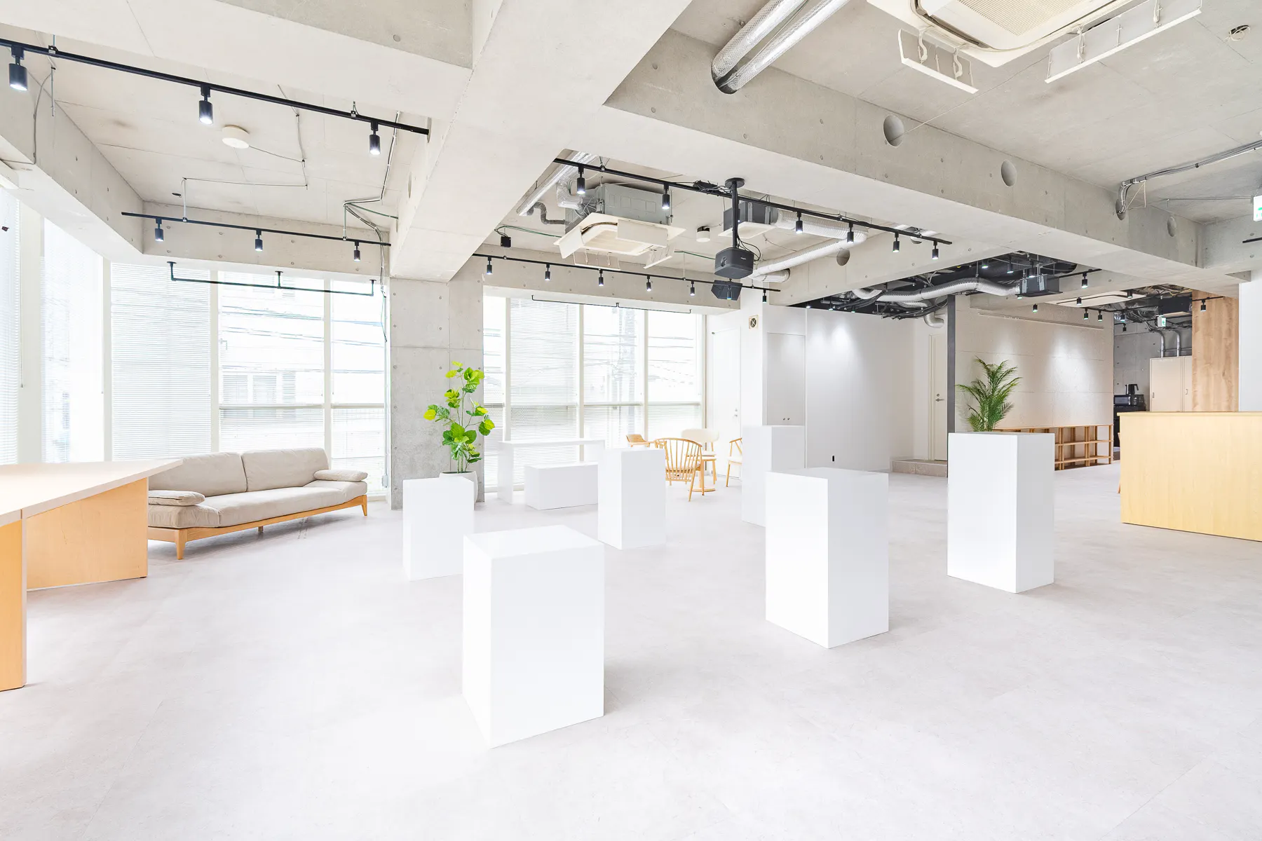 【下北沢駅5分｜864_actor下北沢】自然光が入る120㎡の展示会・ポップアップ・撮影に最適なスペース