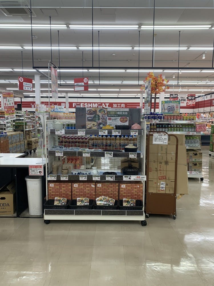 【ザ・ロウズ岩出北】販促プロモーションに最適な1階宝くじ側入り口サッカー台横のスペースの画像