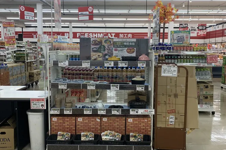 【ザ・ロウズ岩出北】販促プロモーションに最適な1階宝くじ側入り口サッカー台横のスペース