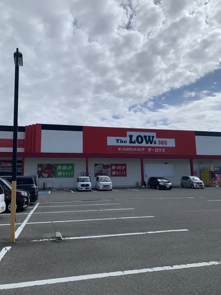 【ザ・ロウズ岩出北】販促プロモーションに最適な1階宝くじ側入り口サッカー台横のスペース