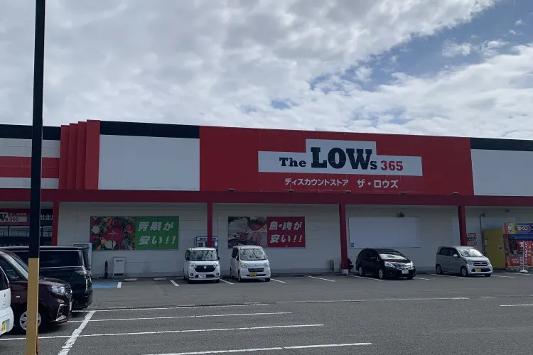 【ザ・ロウズ岩出北】販促プロモーションに最適な1階宝くじ側入り口サッカー台横のスペース