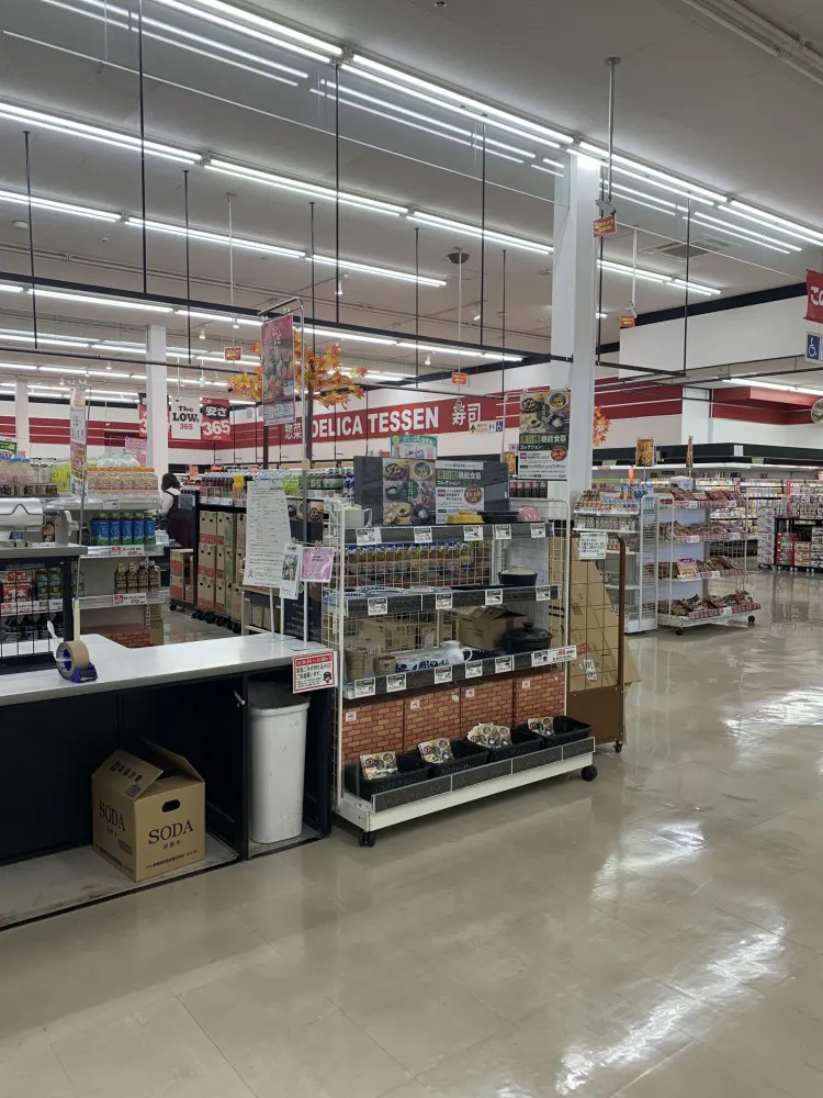 【ザ・ロウズ岩出北】販促プロモーションに最適な1階宝くじ側入り口サッカー台横のスペース