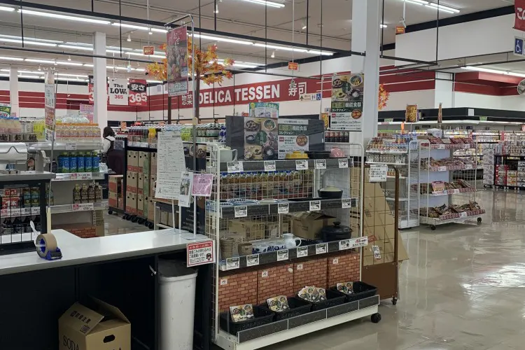 【ザ・ロウズ岩出北】販促プロモーションに最適な1階宝くじ側入り口サッカー台横のスペース