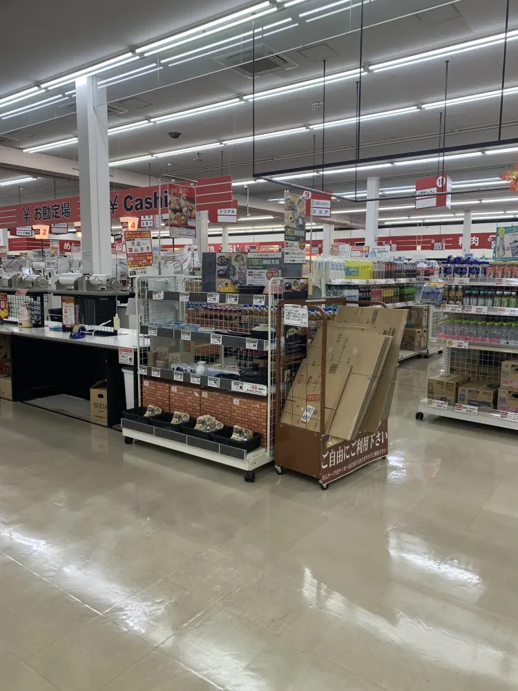 【ザ・ロウズ岩出北】販促プロモーションに最適な1階宝くじ側入り口サッカー台横のスペース