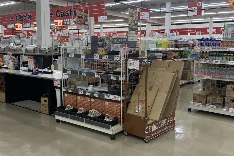 【ザ・ロウズ岩出北】販促プロモーションに最適な1階宝くじ側入り口サッカー台横のスペース