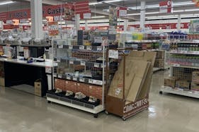 【ザ・ロウズ岩出北】販促プロモーションに最適な1階宝くじ側入り口サッカー台横のスペース