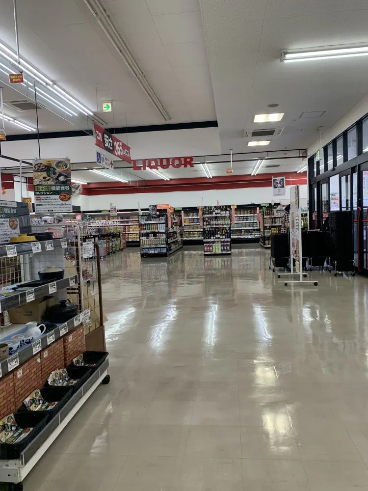 【ザ・ロウズ岩出北】販促プロモーションに最適な1階宝くじ側入り口サッカー台横のスペース