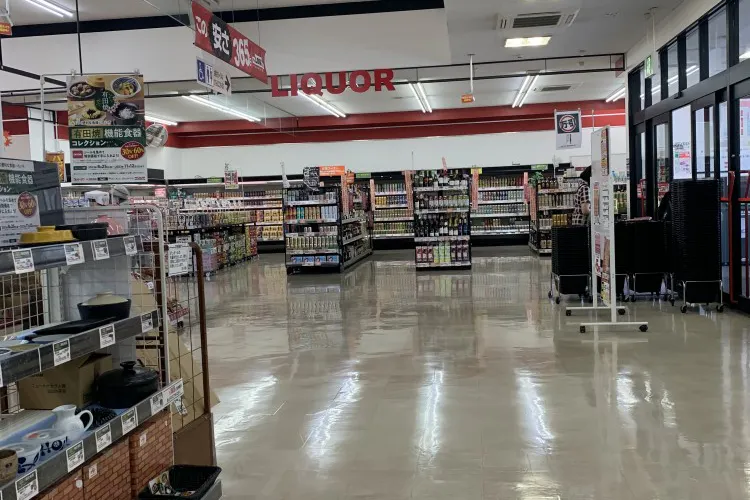 【ザ・ロウズ岩出北】販促プロモーションに最適な1階宝くじ側入り口サッカー台横のスペース