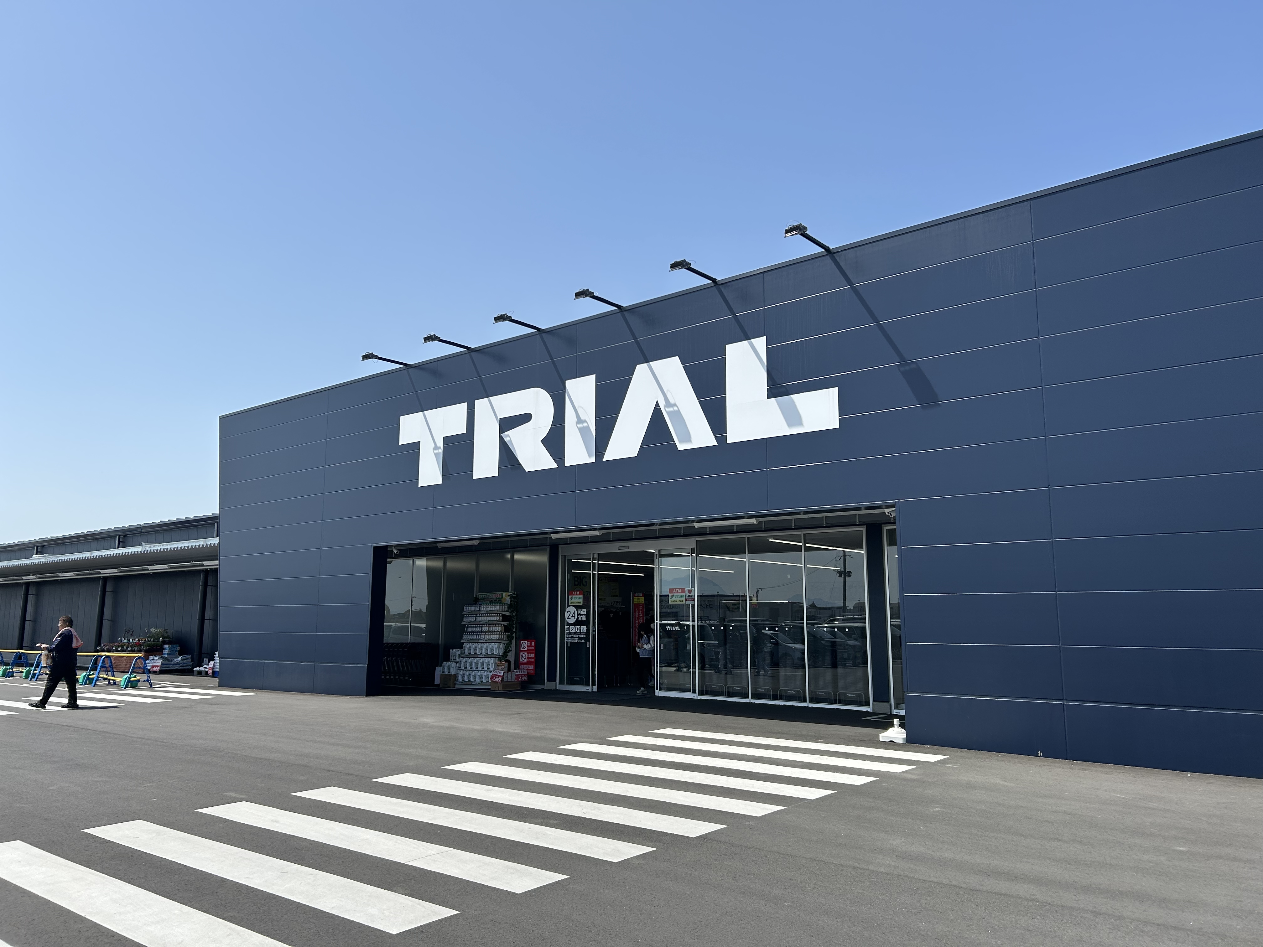 【メガセンタートライアル荒尾店】キッチンカー・食物販の出店が可能な　Ⓒキッチンカースペース※店舗正面左手